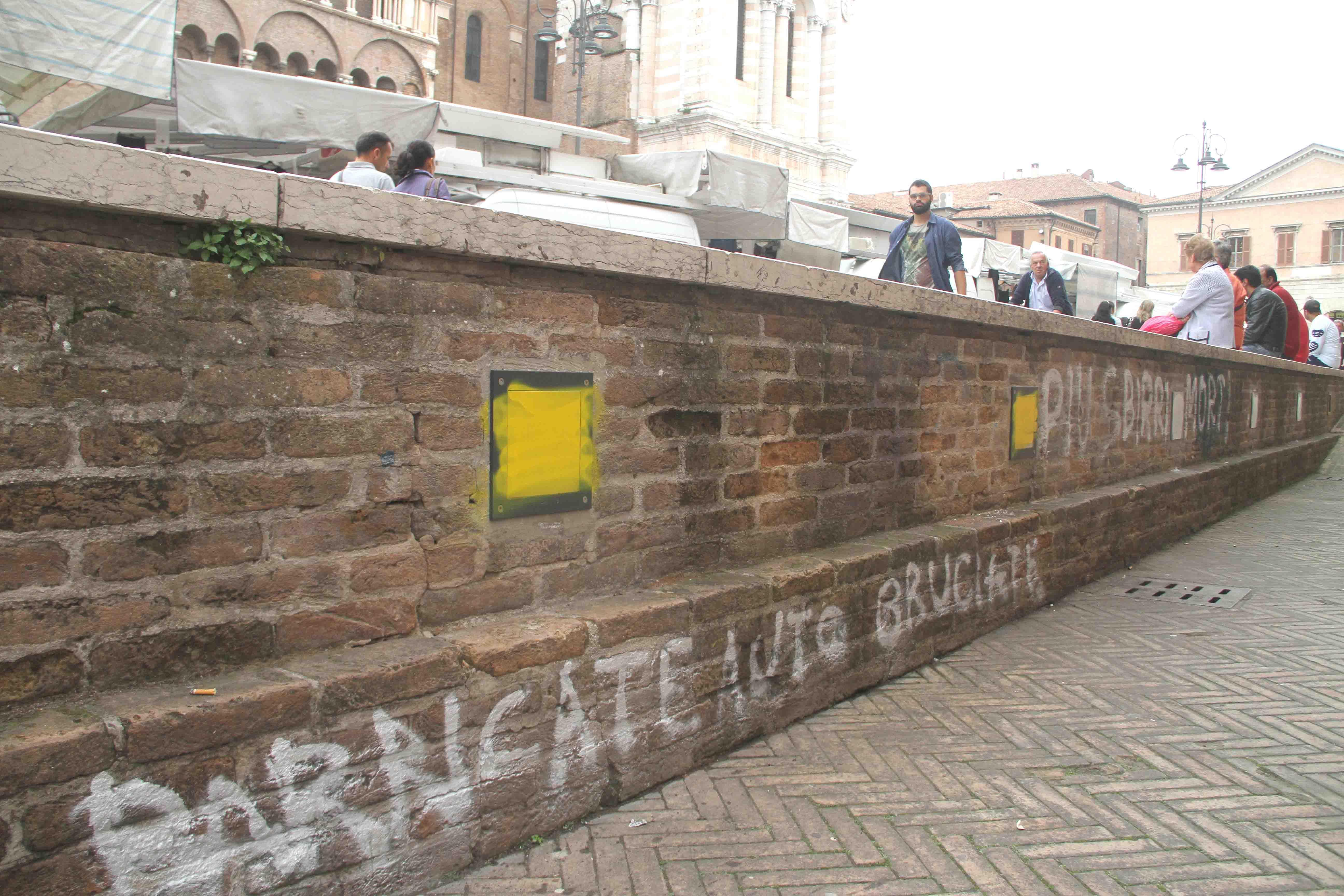 Scritte e imbrattamenti in centro