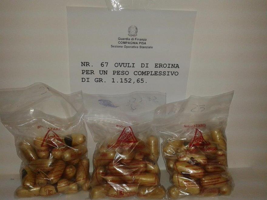 Spacciatore di eroina fermato dalla polizia con 30 ovuli 