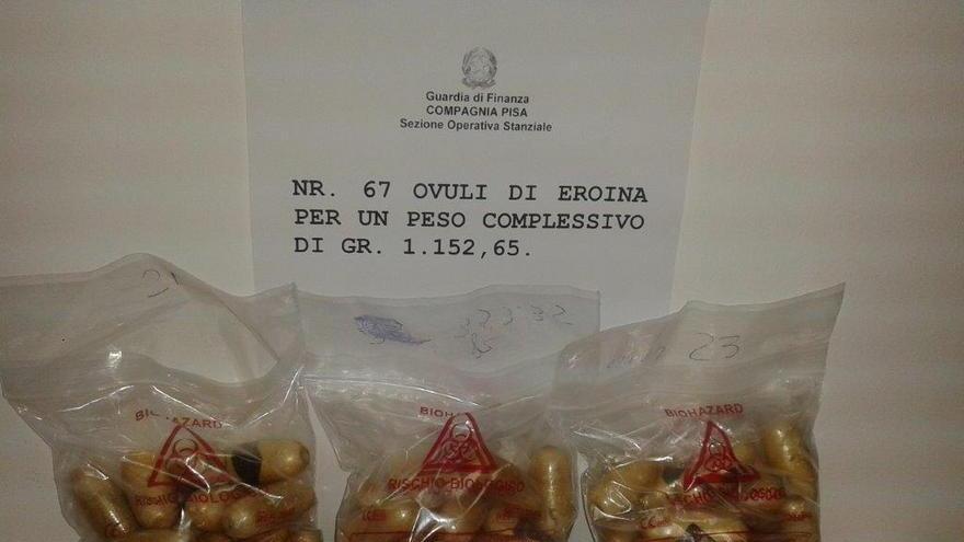 Spacciatore di eroina fermato dalla polizia con 30 ovuli