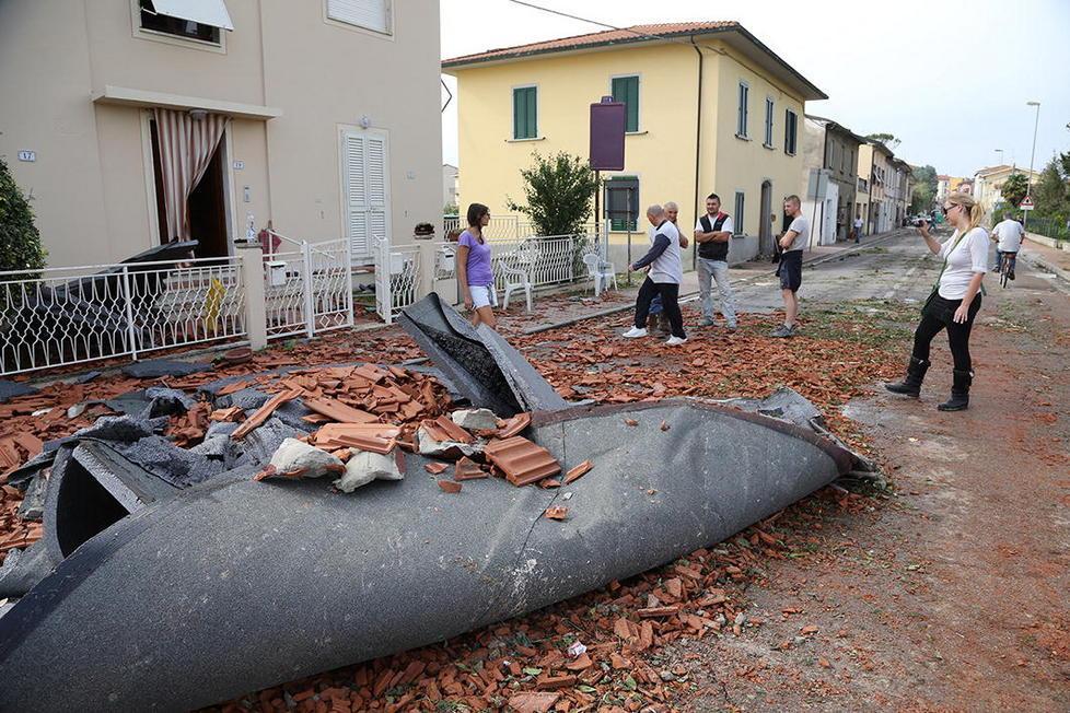 Maltempo, giù dal tetto che stavano riparando: gravi due 50enni. Franco Gabrielli nelle zone più colpite 