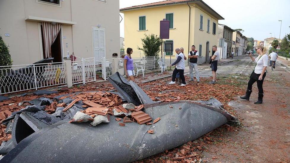Maltempo, giù dal tetto che stavano riparando: gravi due 50enni. Franco Gabrielli nelle zone più colpite