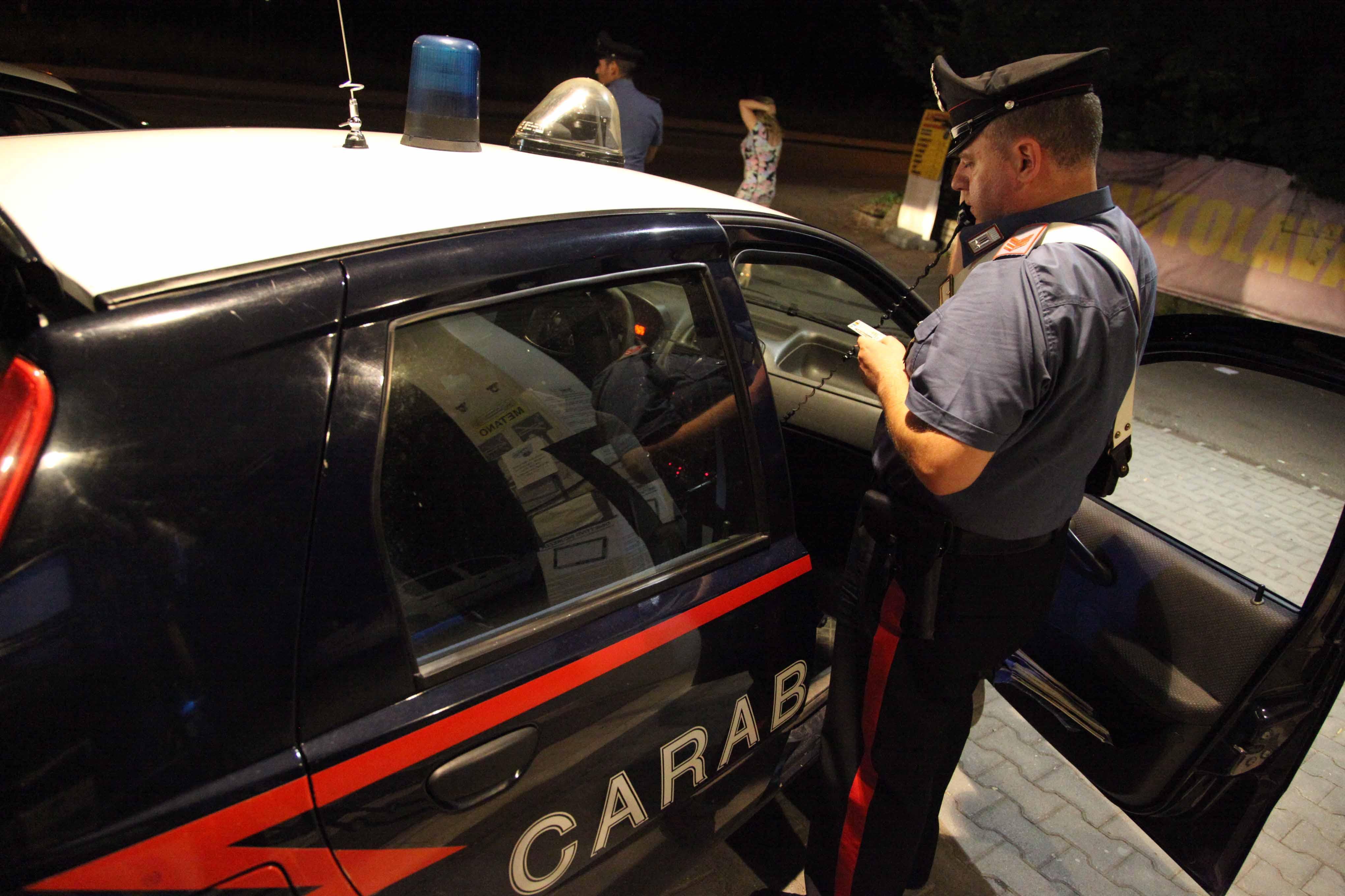 Forza un posto di blocco. Folle inseguimento in montagna 