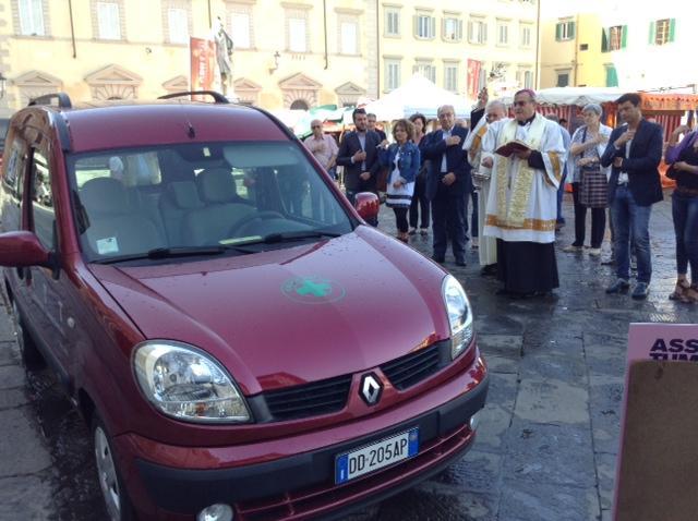 Benedetto dal vescovo un nuovo mezzo dell’Associazione tumori 
