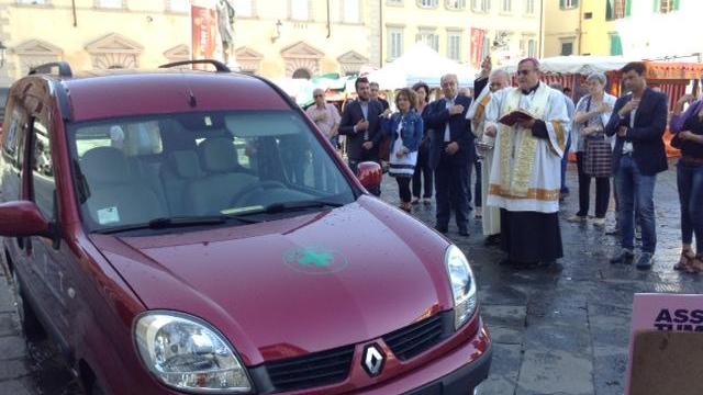 Benedetto dal vescovo un nuovo mezzo dell’Associazione tumori