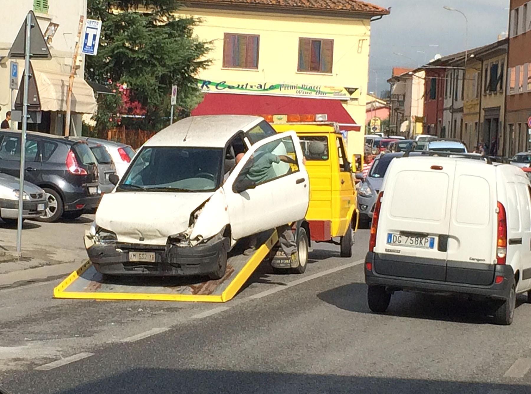 Tre feriti in un tamponamento a Cintolese 