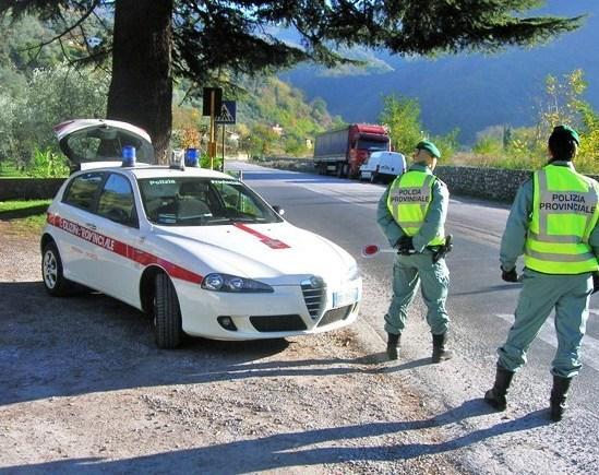 Senza la patente non si ferma all’alt: inseguito e denunciato 