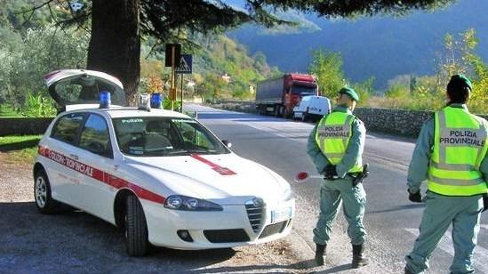 Senza la patente non si ferma all’alt: inseguito e denunciato