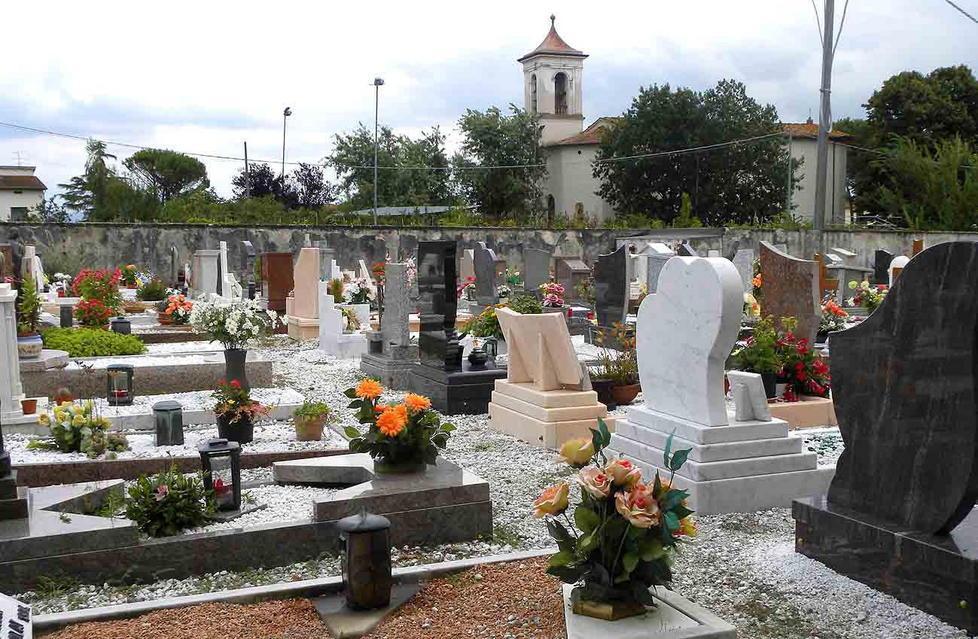 I circoli Arci ed Mcl si alleano con il Comune per asfaltare la strada del cimitero 