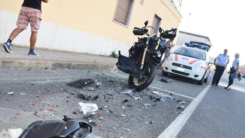 Violento scontro tra auto e moto in via Salvatore Orlando
