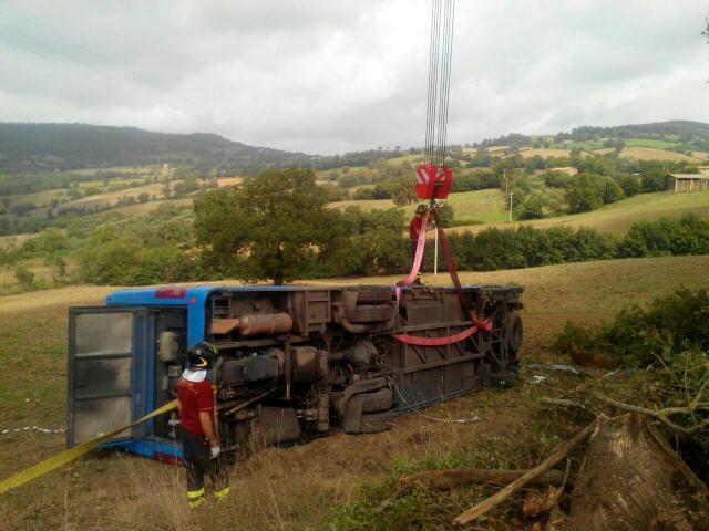 Autobus sbanda e finisce fuori strada 