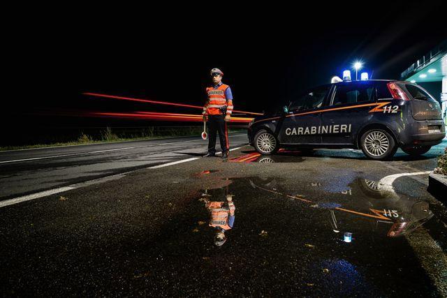 Rapina in casa di un anziano infermo Fanno irruzione e legano la badante