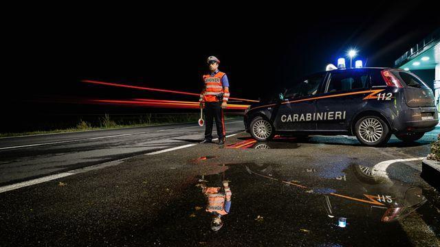 Rapina in casa di un anziano infermo Fanno irruzione e legano la badante