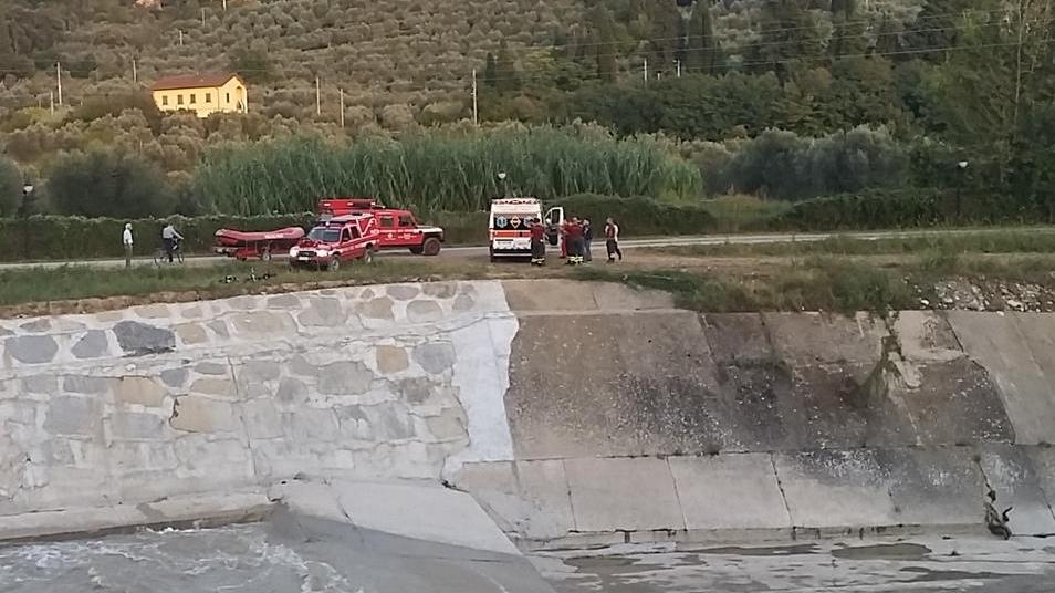 Prato, giovane surfista cade e resta "prigioniero" nel Bisenzio