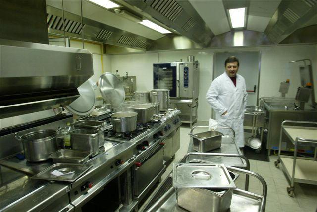 Nuovo appalto alla mensa a rischio 34 posti di lavoro 