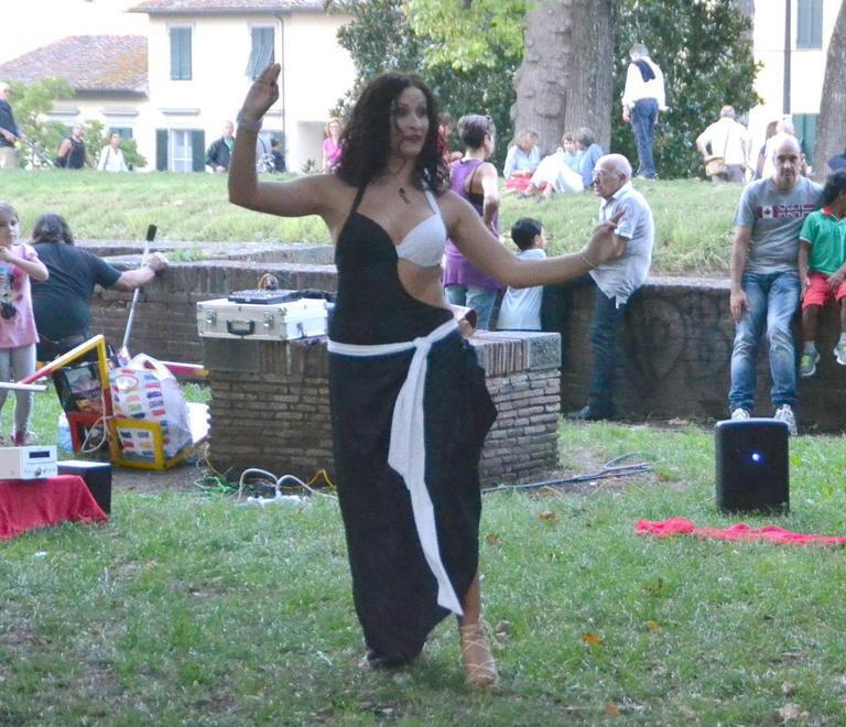 Clown e giocolieri: gli artisti di strada incantano sulle Mura 