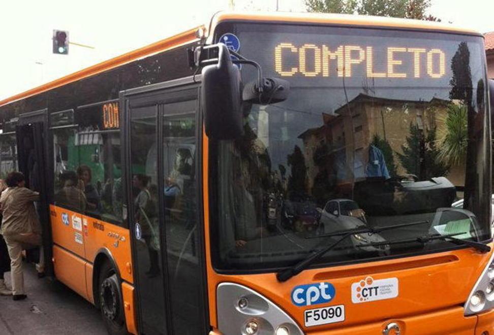 «Bus stracolmi, subito completi: si viaggia senza sicurezza» 