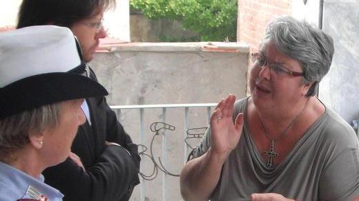 In lacrime s’incatena alla tomba del figlio