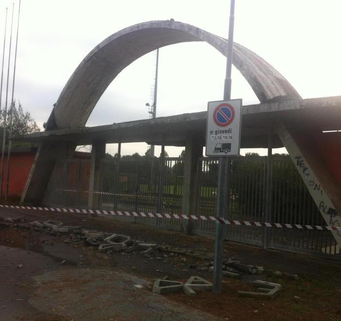 Giù la scritta dello stadio Ferracci