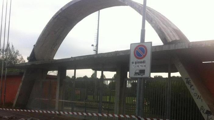 Giù la scritta dello stadio Ferracci