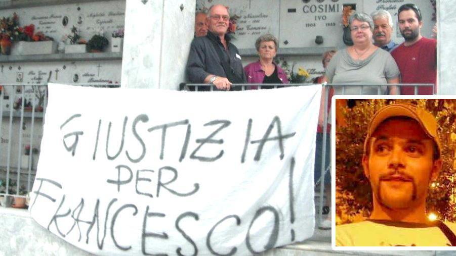 In lacrime s’incatena alla tomba del figlio