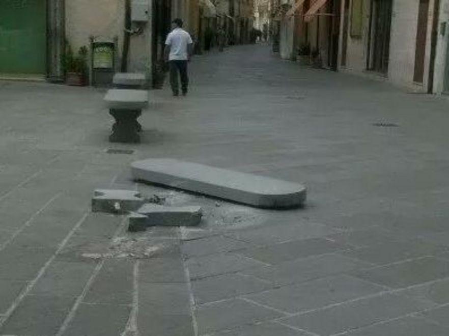Distrutta una delle tre panchine 