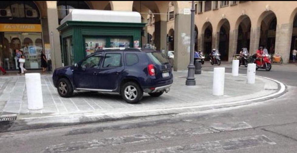 Subito il parcheggio selvaggio nella nuova piazza Grande
