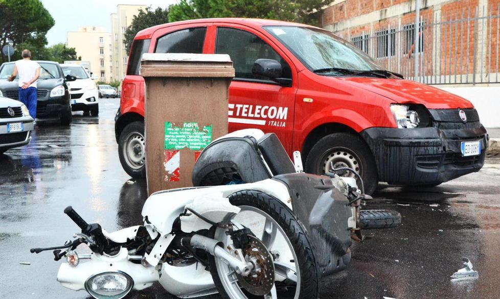 Scooter travolto da auto, un ferito 