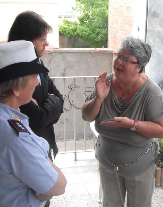 In lacrime s’incatena alla tomba del figlio 