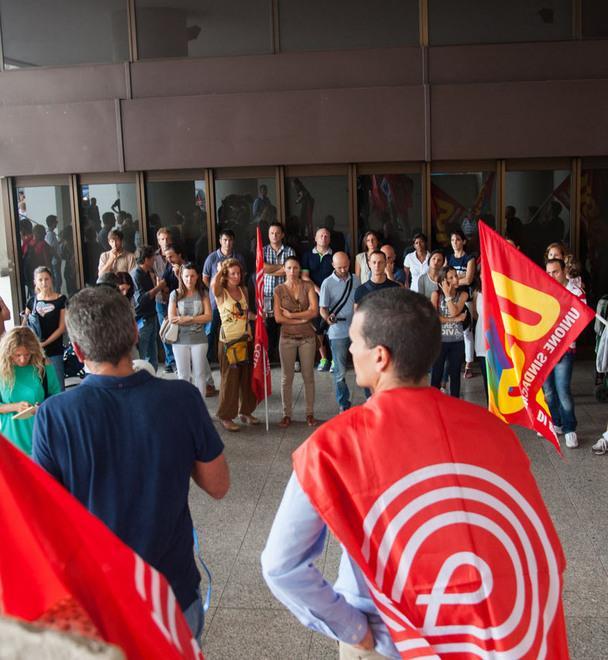 Gli esuberi Meridiana: «Non lasciateci soli» 