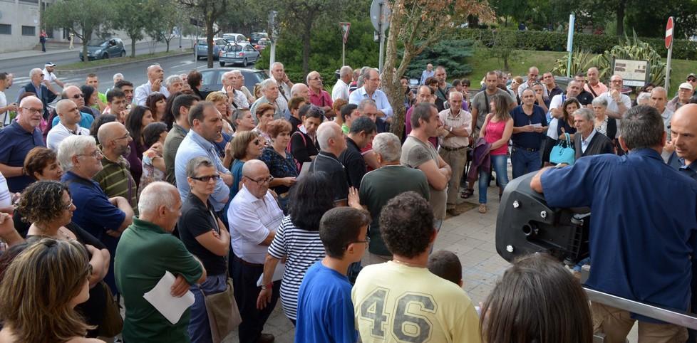 Aggressione al sindaco, solidarietà e tensione 
