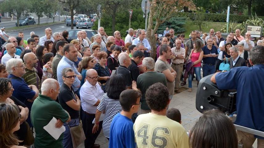 Aggressione al sindaco, solidarietà e tensione