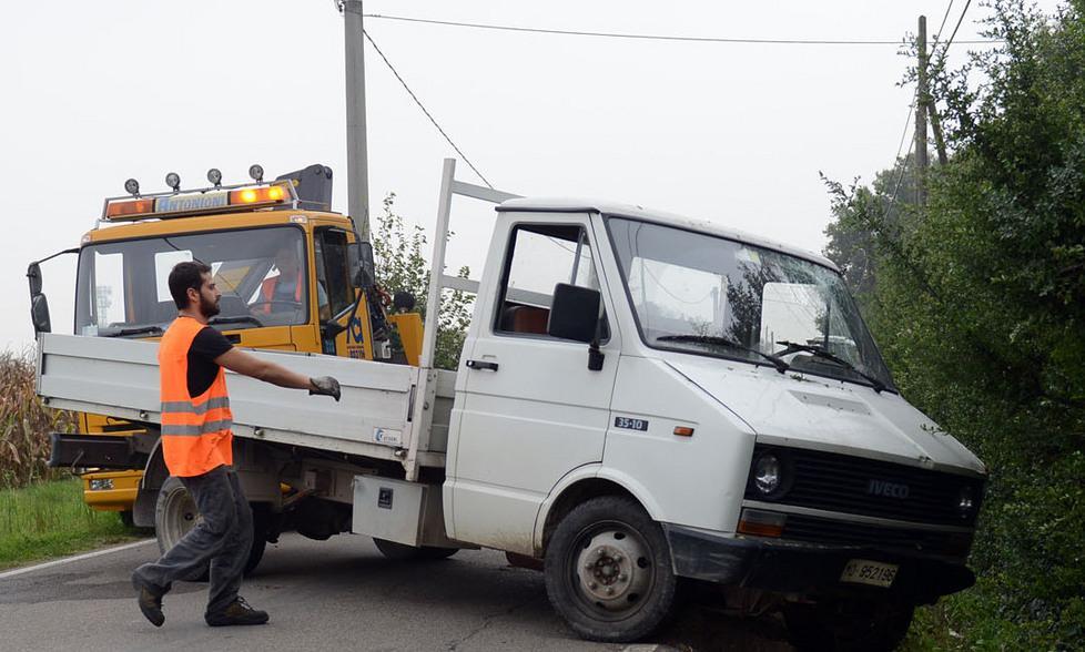 Furgone nel fosso, arriva l’elicottero