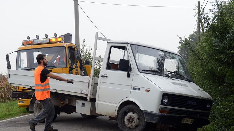 Furgone nel fosso, arriva l’elicottero