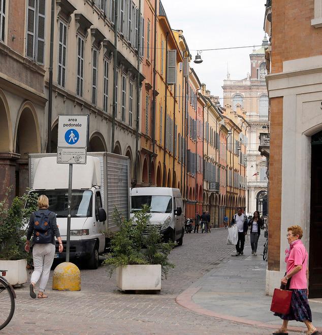 Via Farini pedonale? C’è chi dice: «Non se ne parla» 