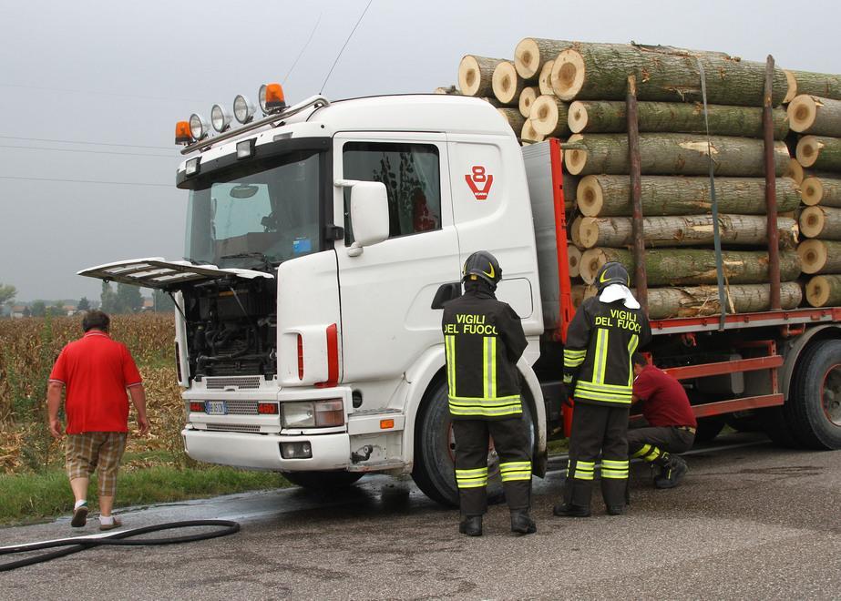 Prende fuoco il camion di legname