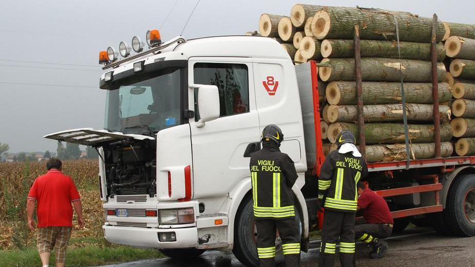 Prende fuoco il camion di legname