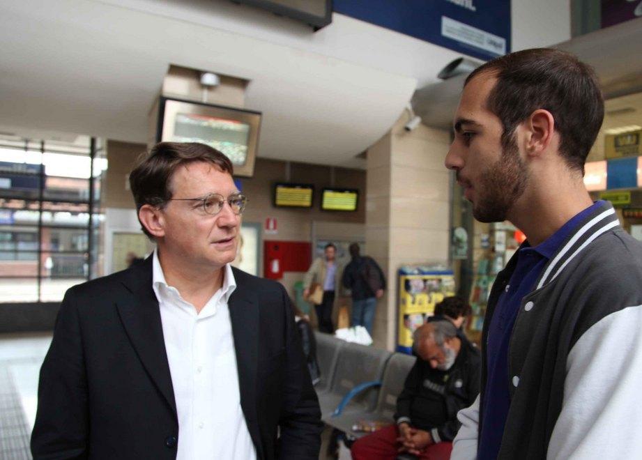 Il candidato si veste da pendolare