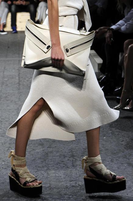 Semplicità al centro per le silhouette griffate Sportmax 