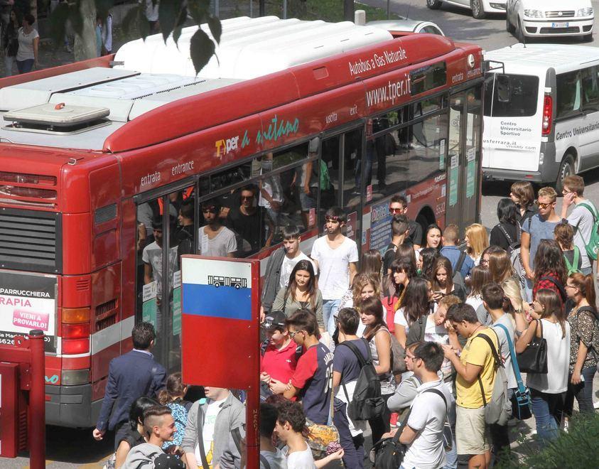 Bus pieni, studenti e pendolari a terra 