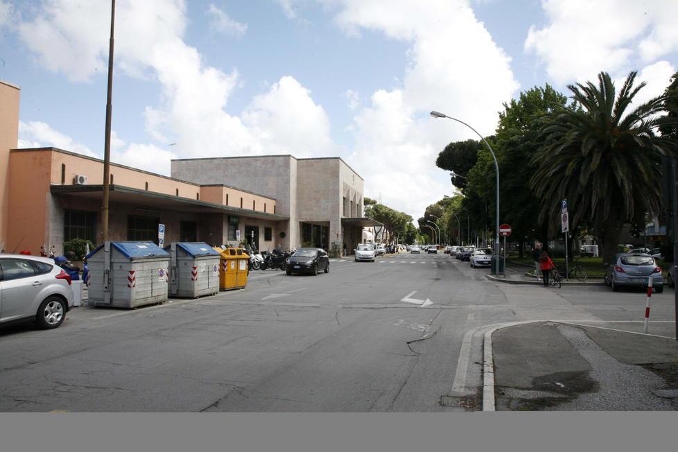 Accoltellato nella notte in piazza della stazione 