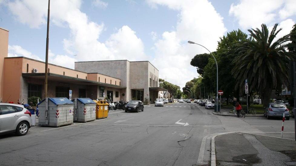 Accoltellato nella notte in piazza della stazione