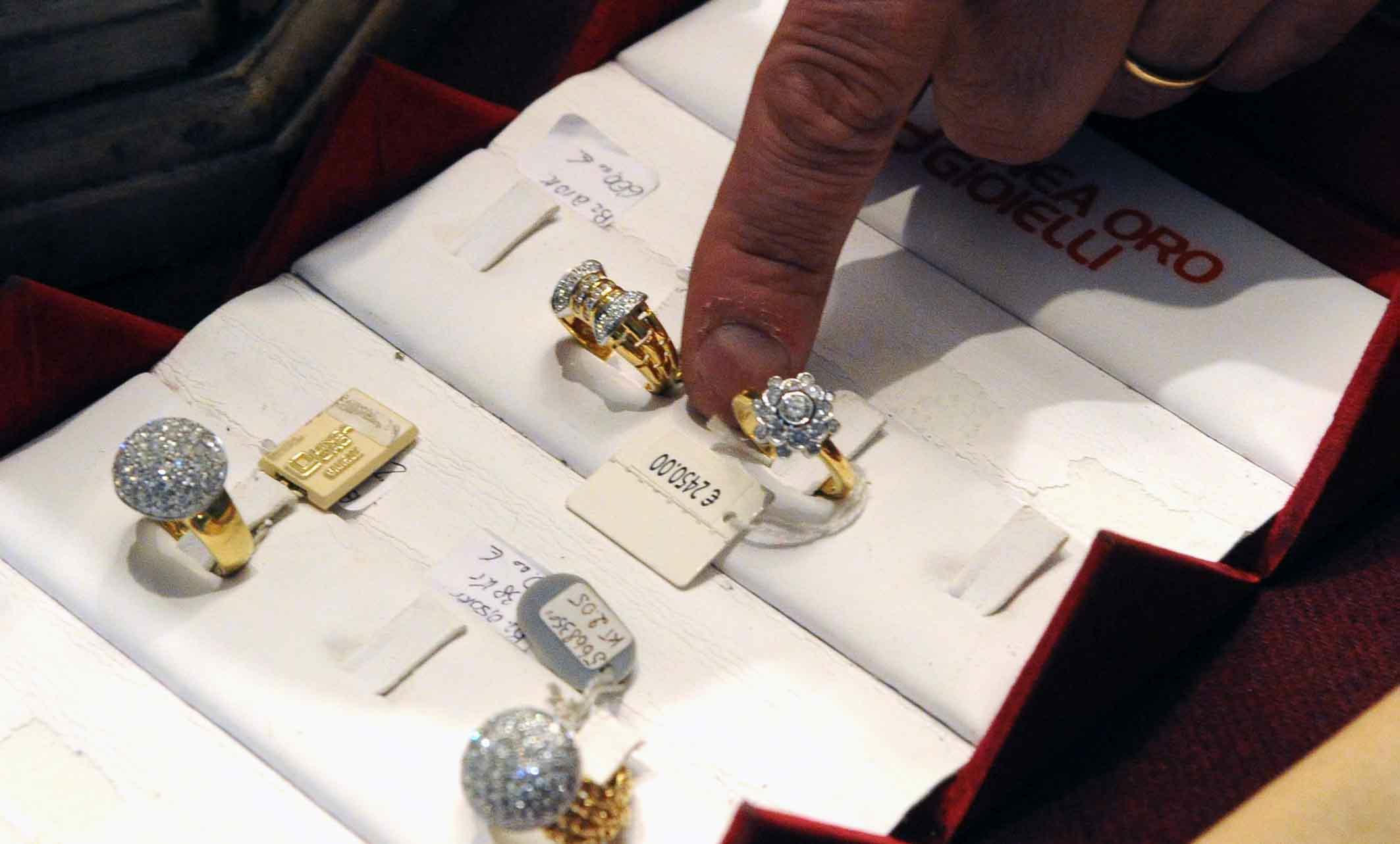 Mostrano i gioielli agli acquirenti ma vengono derubati, truffa da un milione di euro