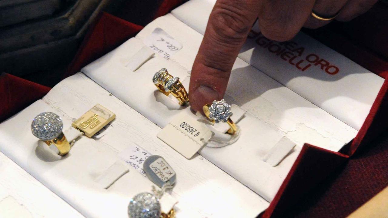 Mostrano i gioielli agli acquirenti ma vengono derubati, truffa da un milione di euro