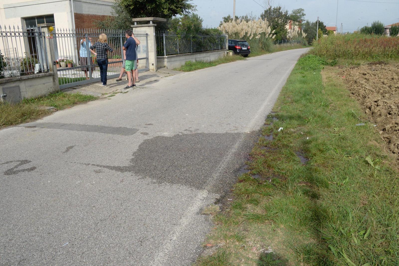 Pensionato muore cadendo dalla bicicletta 