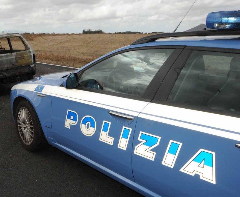 Picchia e minaccia una ragazza e poi aggredisce gli agenti 
