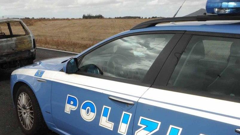 Picchia e minaccia una ragazza e poi aggredisce gli agenti