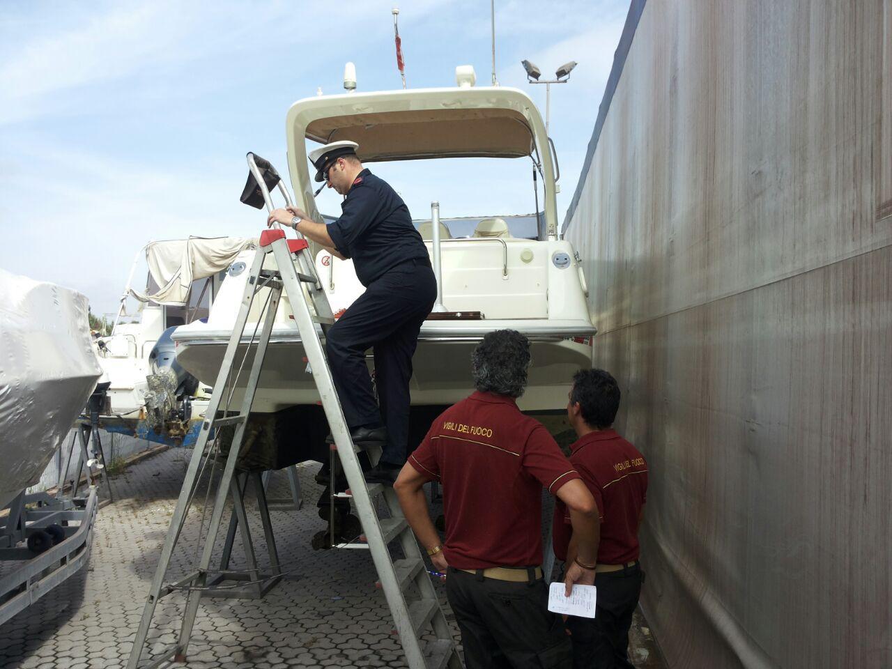 Fuoco a bordo di un’imbarcazione, tre feriti 