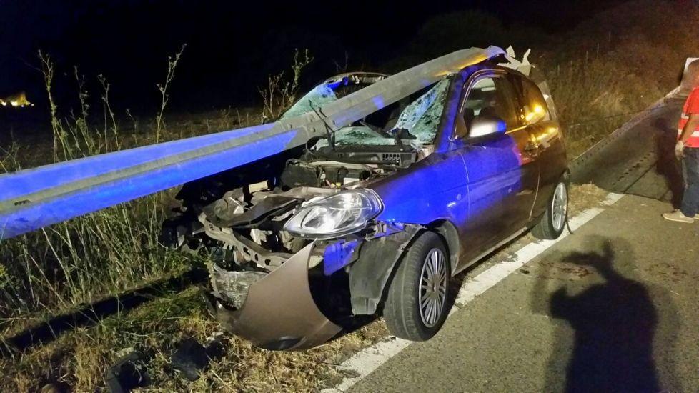 Paura sulla strada per Osilo: auto s’incastra sotto il guard rail 