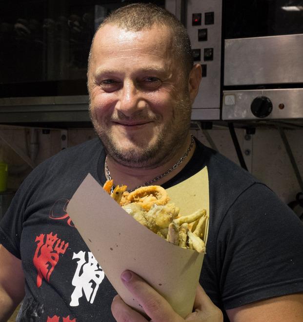 Il profeta del pesce fritto è sardo e ha già conquistato la Romania 