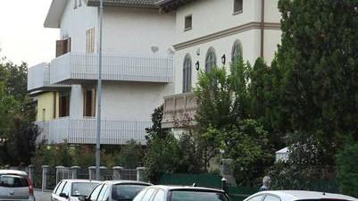 «Apra, ho un pacco per lei», rapinata in casa